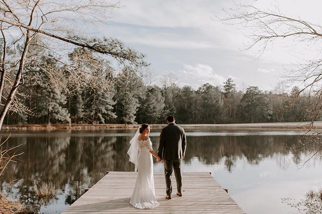 beautiful couple, beautiful scenery!.
😍🍃🌳🌤
.
📸: @madalouise .
.
#barnwedding
#weloveourclients
#newbeginnings