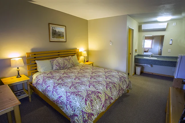 SINGLE KING ROOMS 2 in back building with tub showers, 4 in front, all come with recliners. 202, 203, 204 have tub showers, but are not pet friendly.