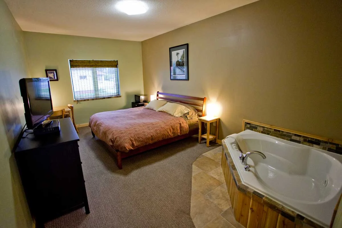 JACUZZI KING ROOMS King-sized bed with jetted tub for two in our Jacuzzi King bedrooms. All King Rooms are dog friendly.