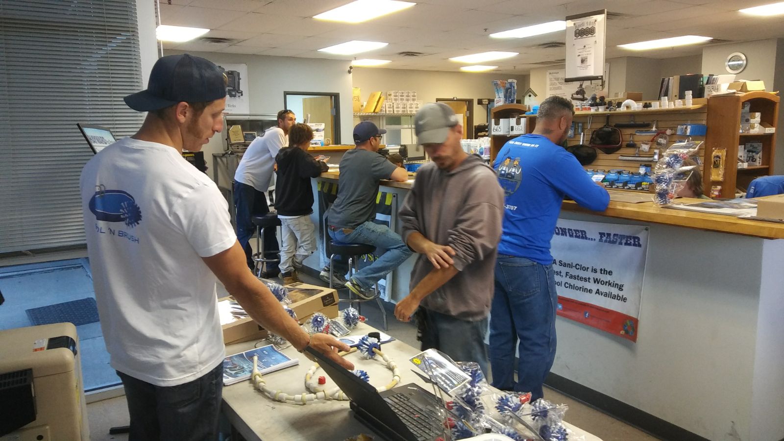 Pool'N Brush Co-Creator Carlo Checri presents to Spa and Pool Professionals at Jet Line Pool Products in Coppell, TX. We are proud to announce that Jet Line is our newest wholesale distributor catering to retailers and pool professionals alike.