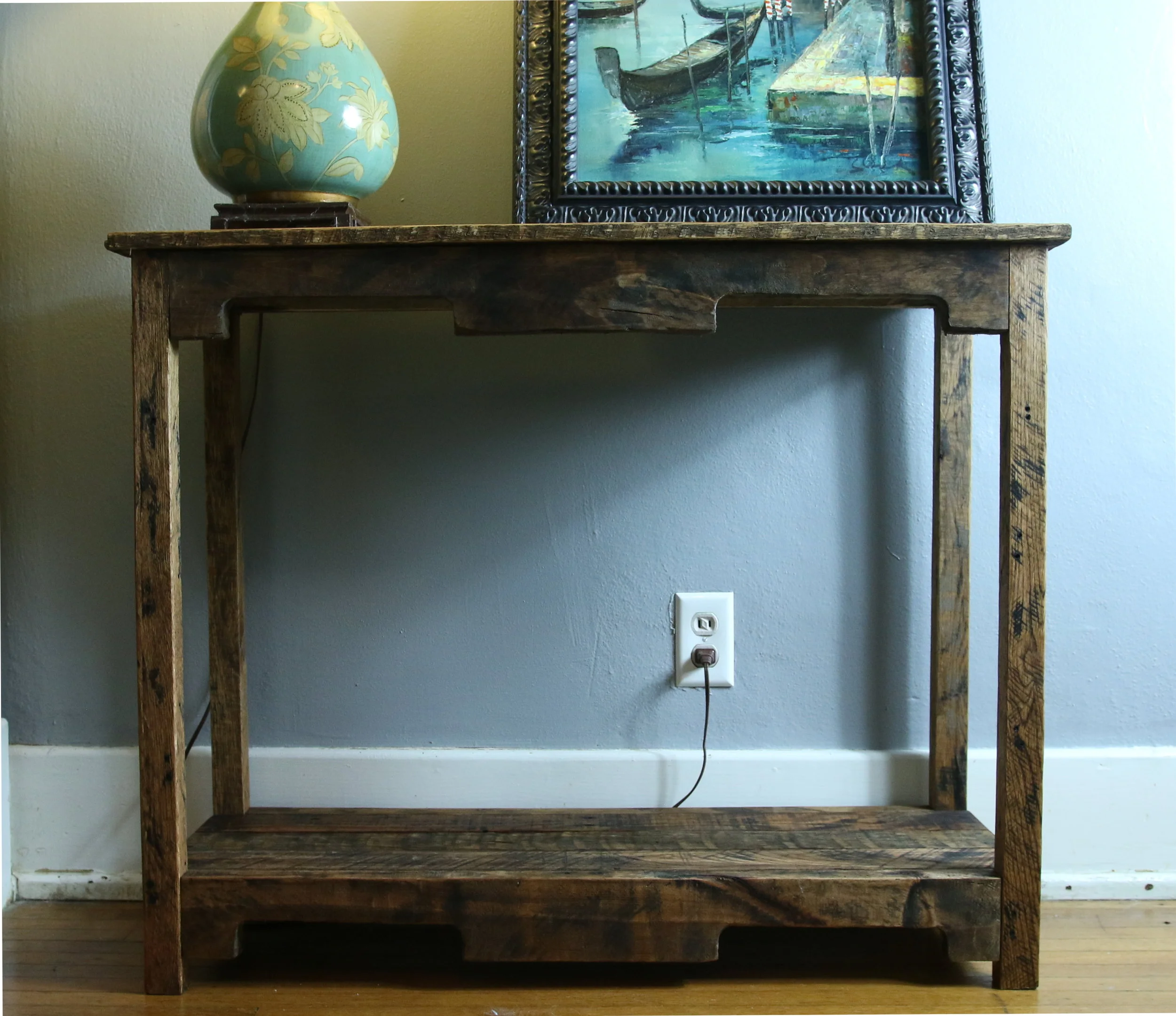 Pallet wood sofa table in hallway