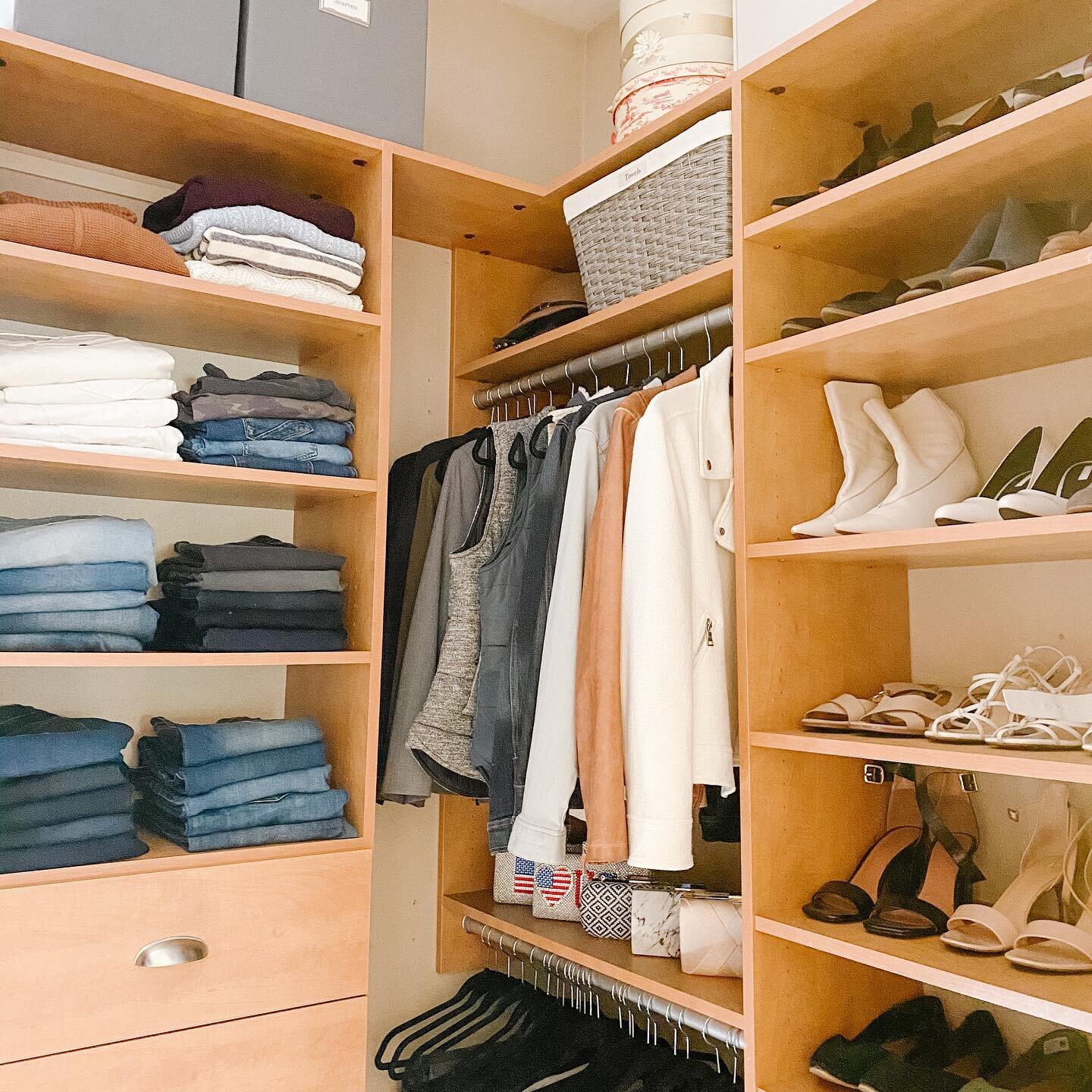 CLOSET RESET.  This one&rsquo;s from last month and it was so fun! 

Our client donated over 8 extra-large bags of clothing &amp; shoes. 👏🏻👏🏻👏🏻

Keeping only what you really use and 💗 allows you to find the perfect outfit easily.  It can also 