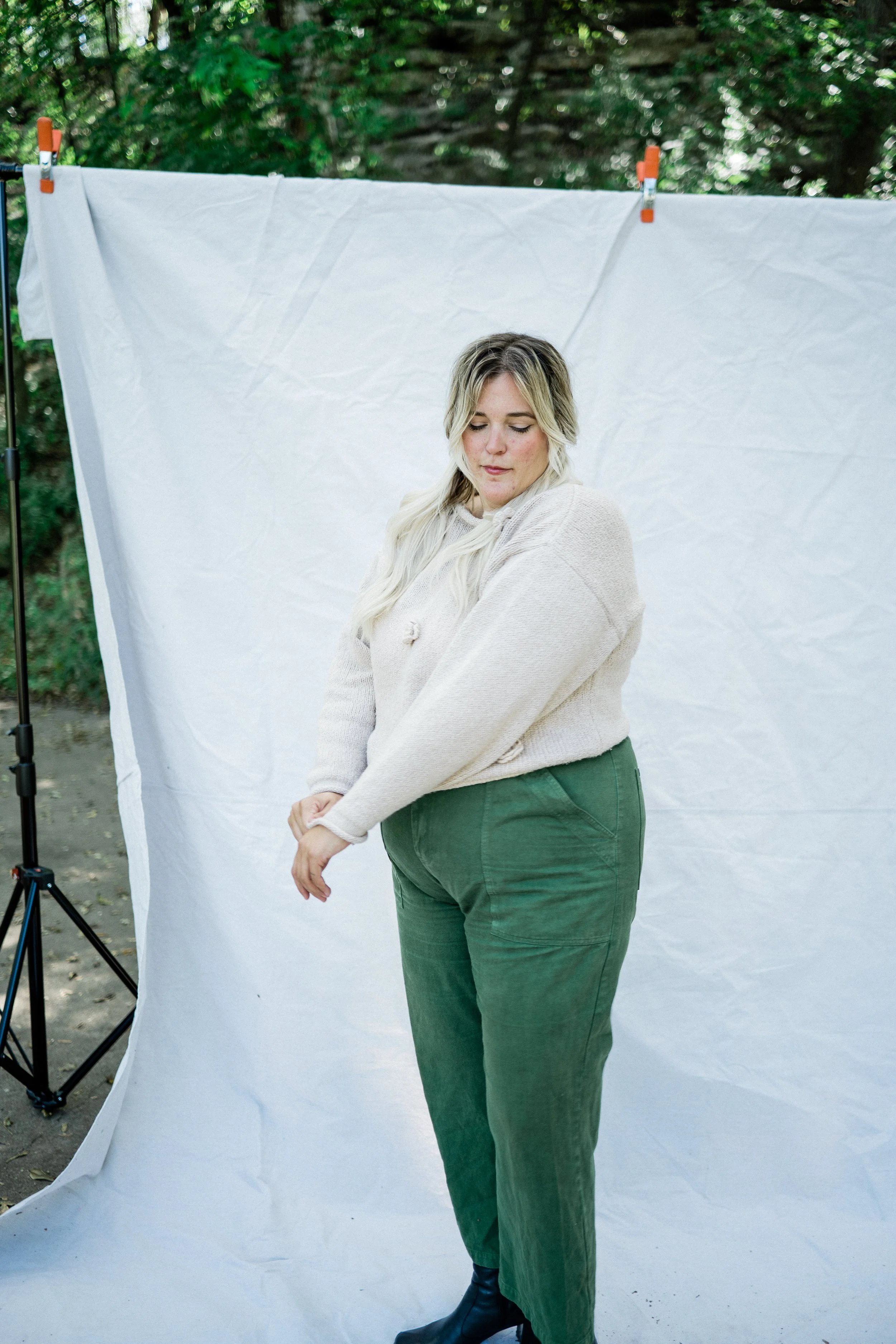 WebhighRes_KatKhakiRoseSweater_221003_006.jpg