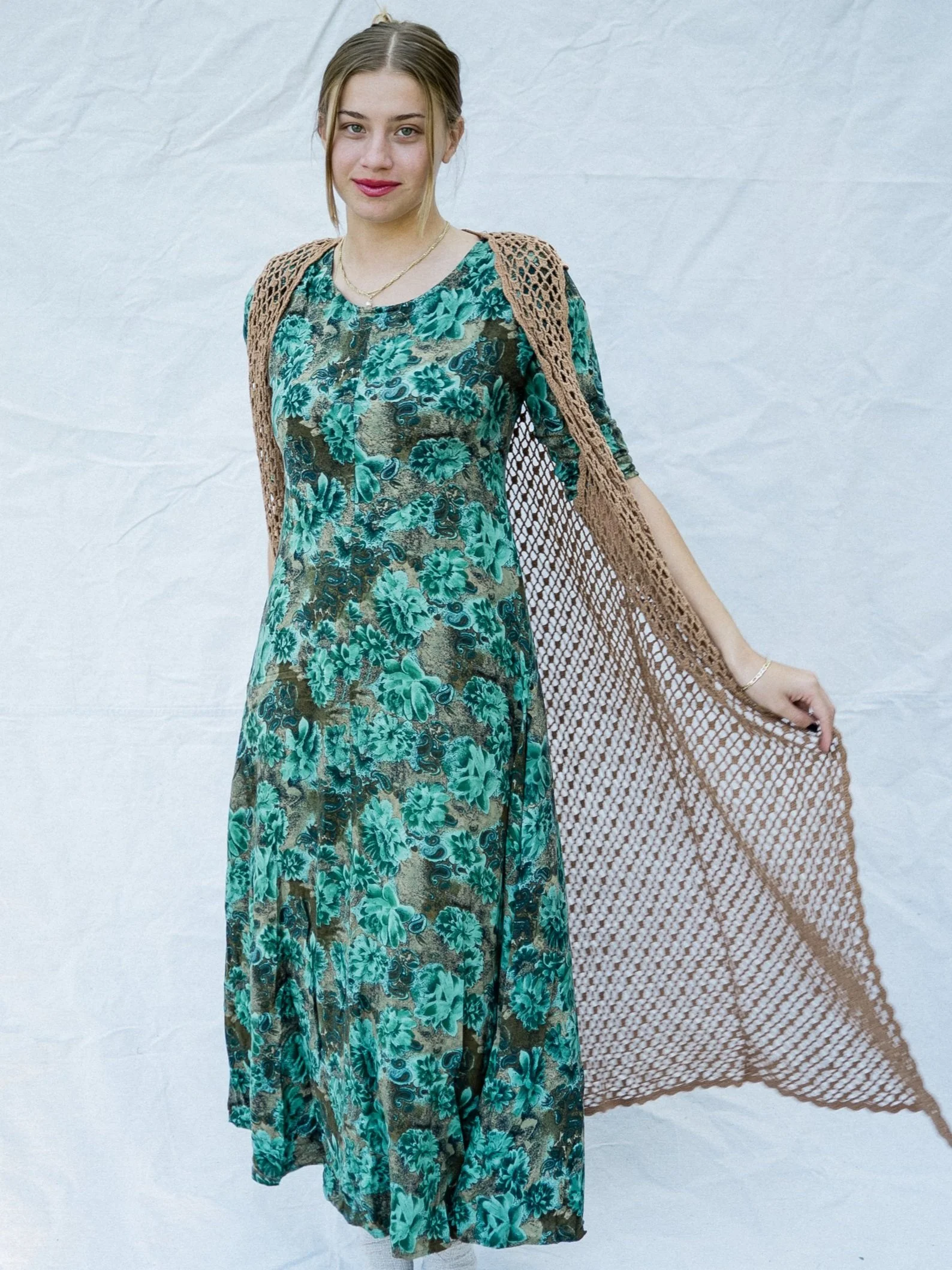 WebhighRes_SydLongShawlGreenDress_221003_007.jpg