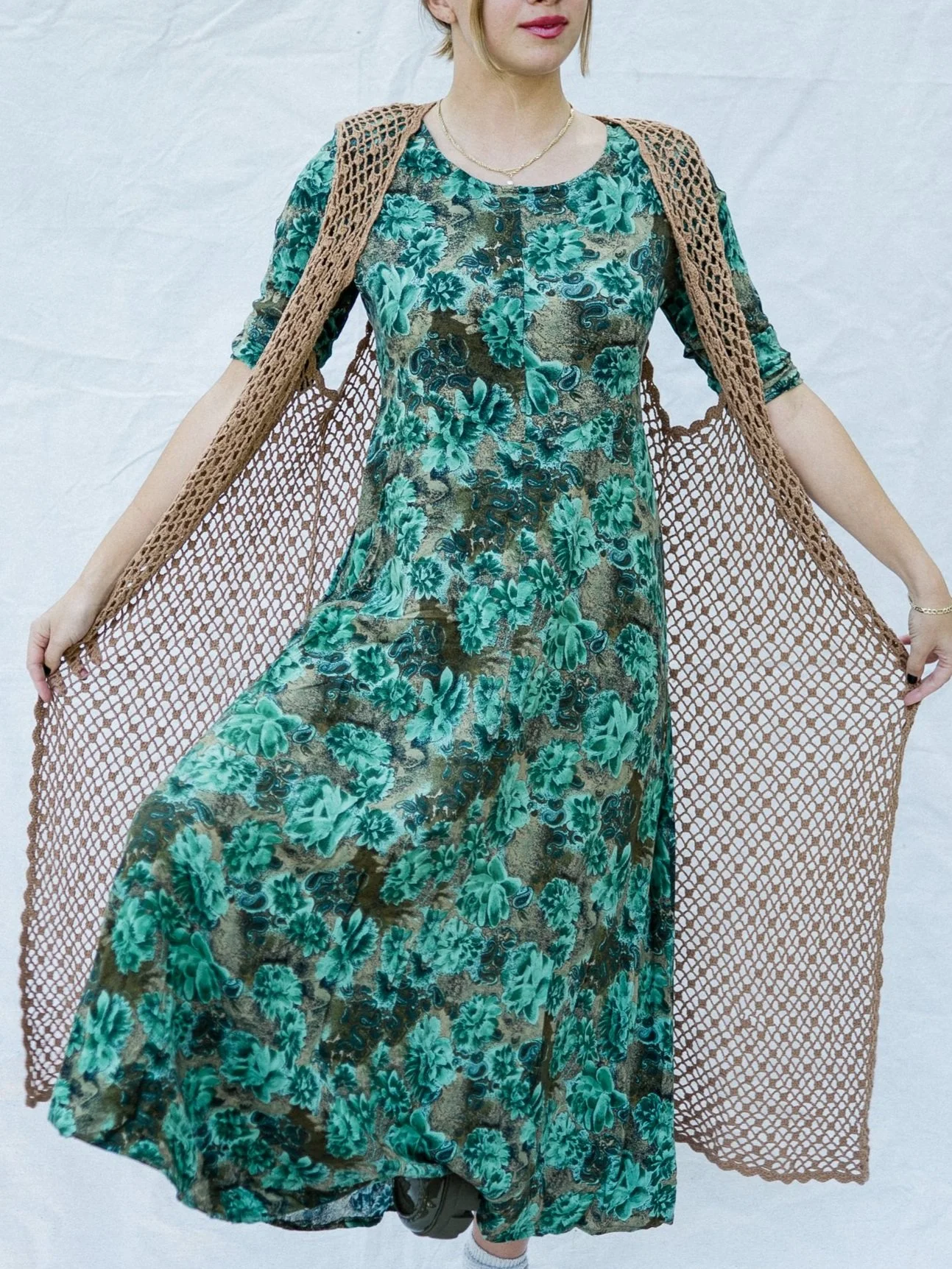 WebhighRes_SydLongShawlGreenDress_221003_009.jpg