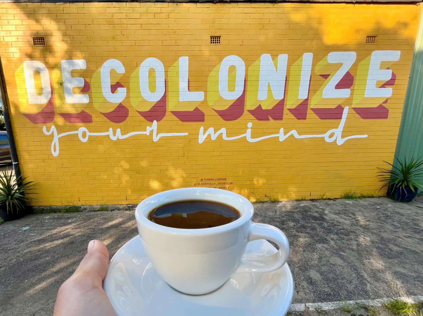 ✊ Saturday sunrise 
Bottomless batch brews, today serving a washed tabi from the Quindio mill @elfenixcoffee 
Epic reads thanks to the community library curated by @blackfulla_bookclub 

Loving our mural that welcomes you on the road into Lismore by 