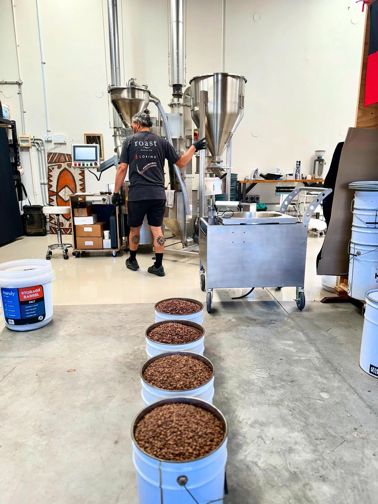 Doin&rsquo; it 🤙🏾
Fresh blend batches &amp; stunner singles incoming 

.
.
.
#coffeeroaster #northernrivers #loringroaster #coffee #coffeeroastery #specialtycoffee #pngcoffee #kwilacoffee #visitlismore
