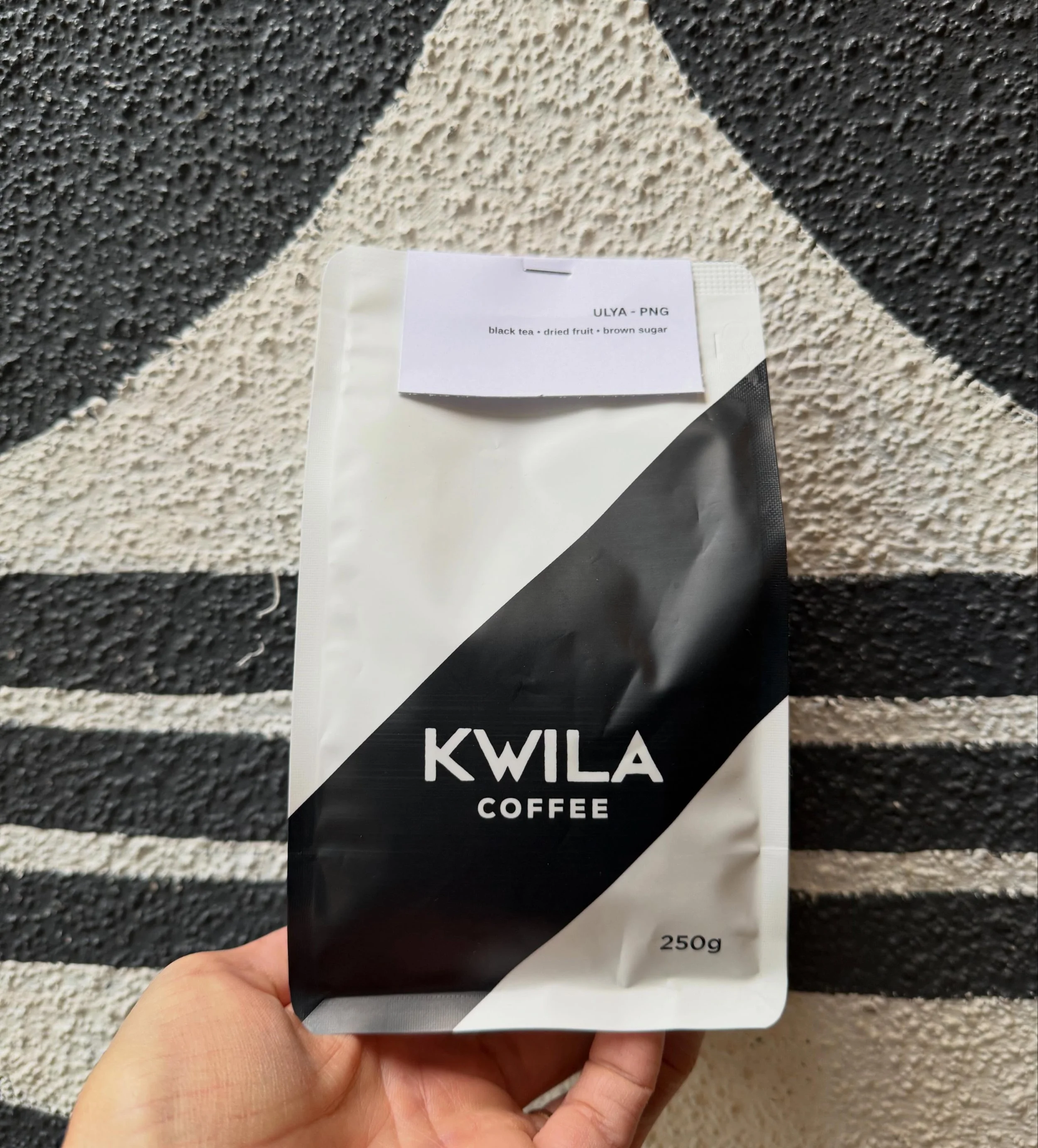 🖤 A nod to the mural art that lives on through our bags 
📍Our OG Surry Hills base will get a refresh this year!
A cheers to her turning 12 and our continued commitment to share an inviting space for all to enjoy your daily ritual.

🖐️ murals will 