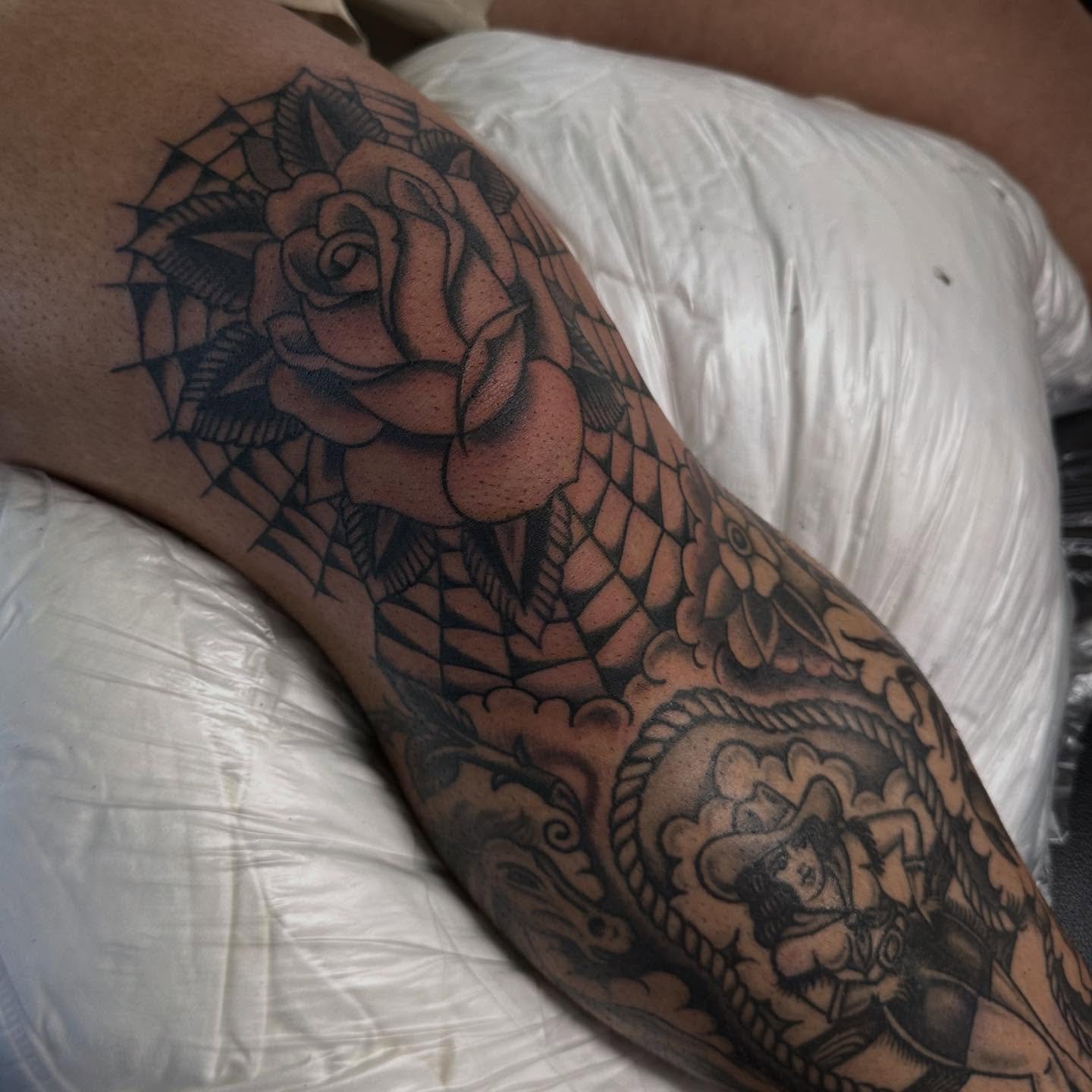 So very happy to add to Chris&rsquo; leg at the @cigarcitytattoofest here in Tampa, FL! 

The rest of his leg we completed @atlastattoo , thanks for looking!