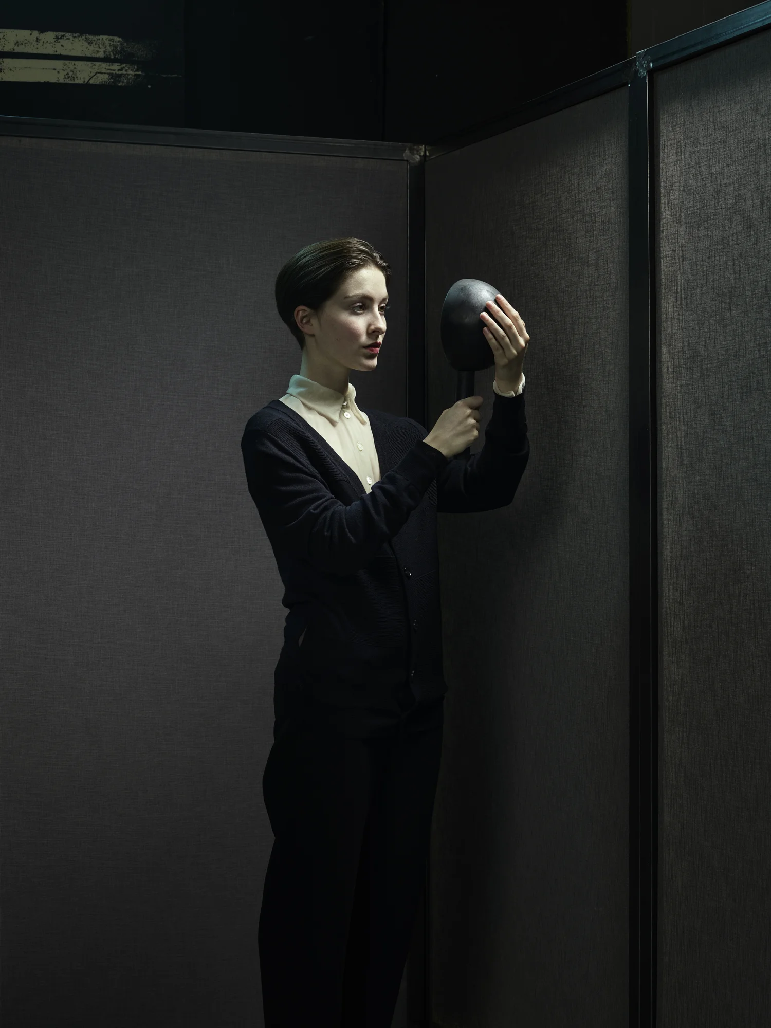 Nel Verbeke_Embrace Melancholy_The Black Handmirror B_2016_©AlexanderPopelier.jpg
