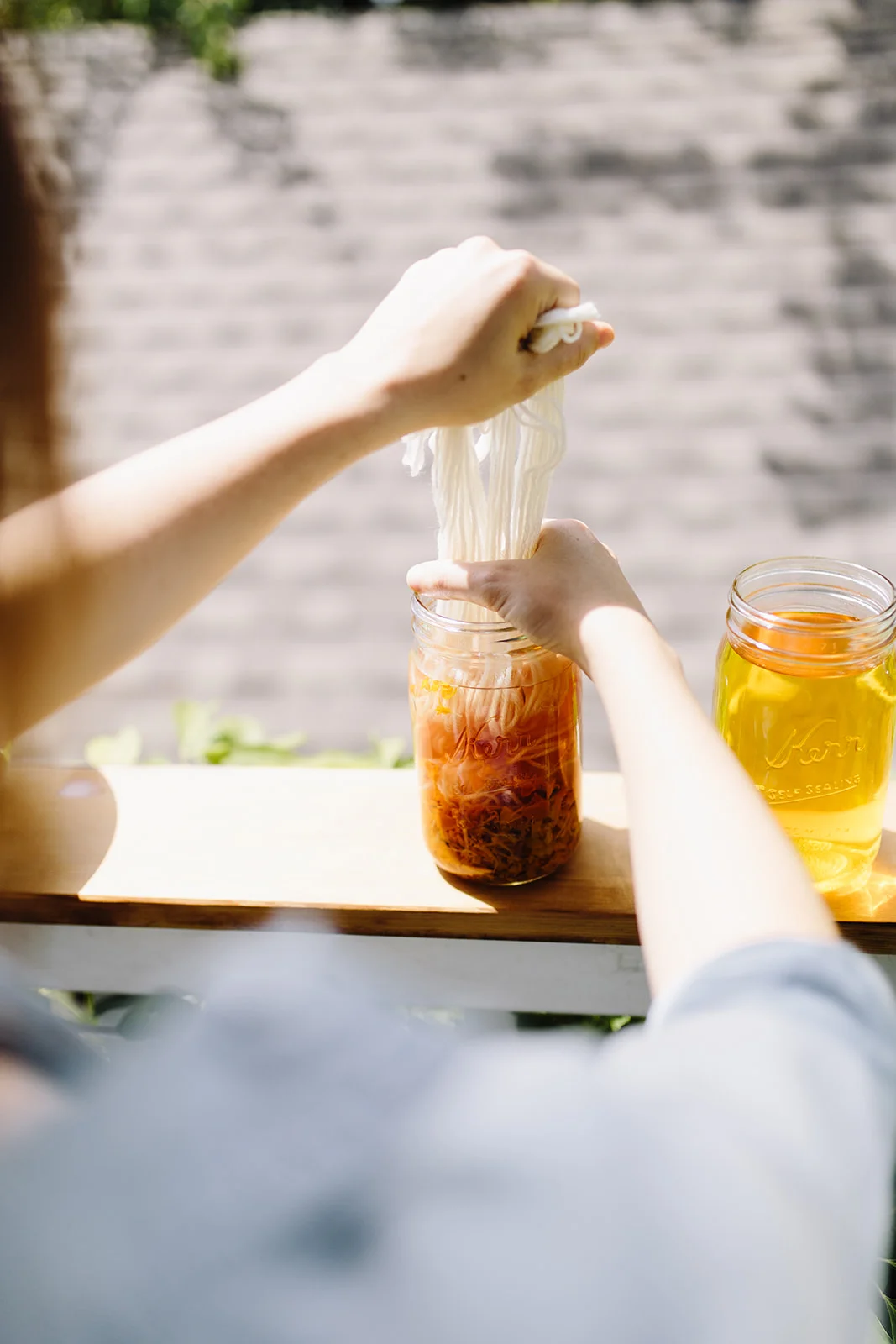 the simplest solar dye tutorail: add your yarn to the jar, close it up and wait for the sun to do it’s magic!