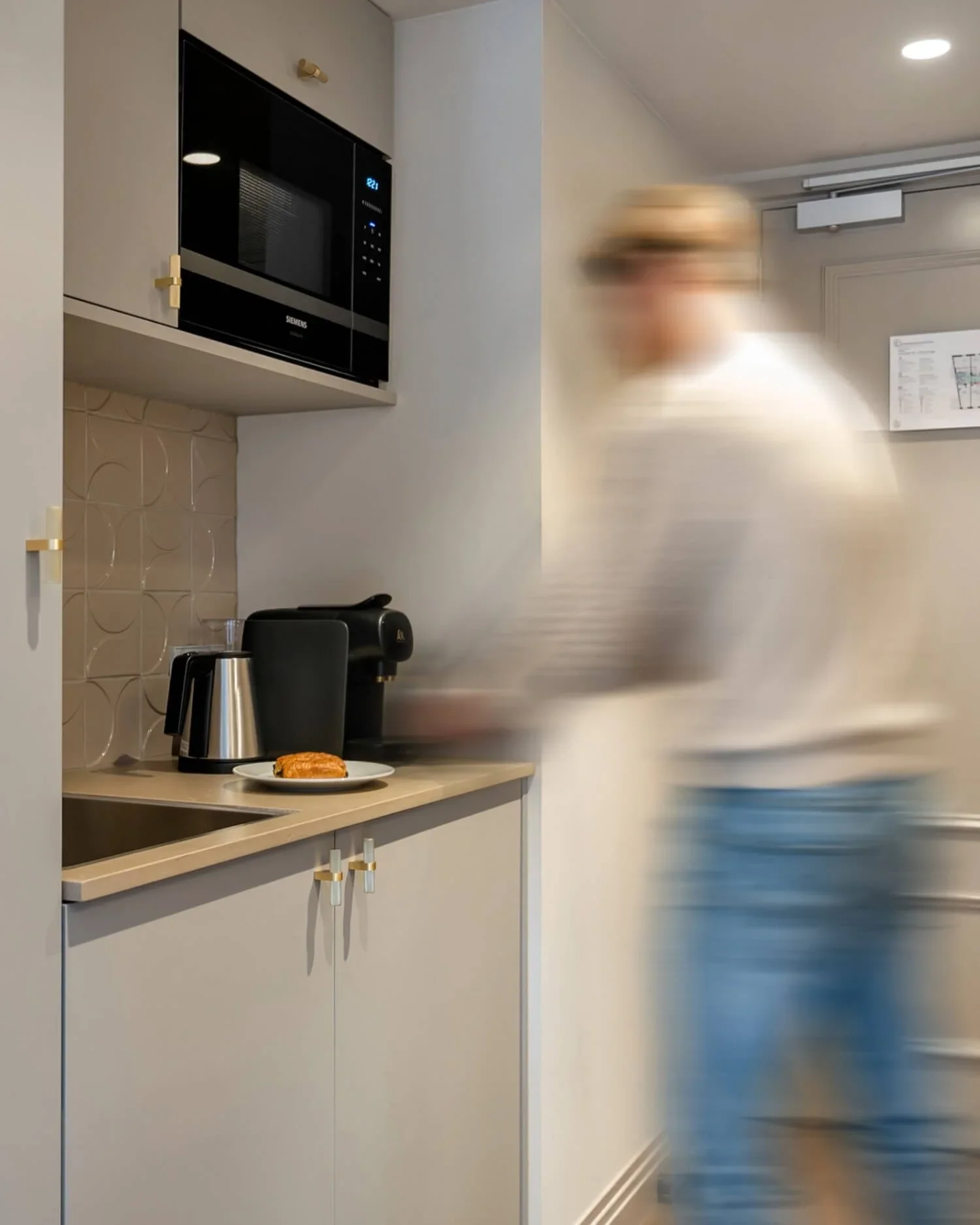 Hotel-Kobalt-The-Hague-kitchenette.webp