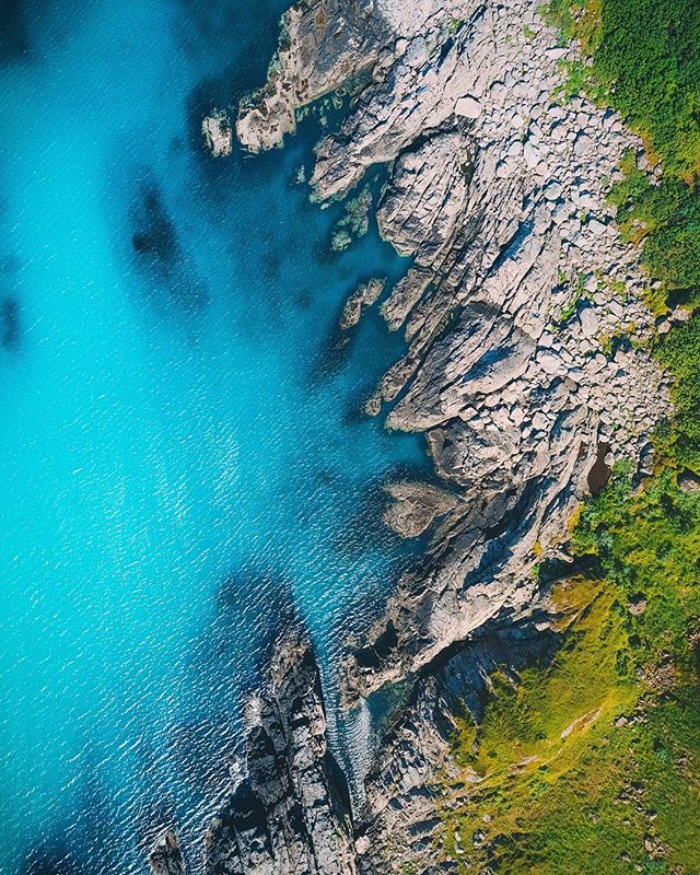 The high arctic or caribbean? It's hard to tell the difference sometimes 🌴☀️ #fromwhereidrone #beautifuldestinations
#artofvisuals #thisweekoninstagram #wildernessculture
#passionforlife #discoverearth
,
,
,
#main_vision #mountainstones #ourplanetda