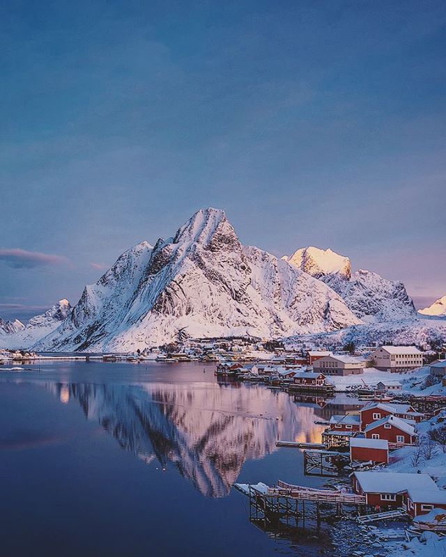 A classic for a reason 🙌 Lofoten in winter never disappoints. Join us in 2018 - www.lofotentours.com

#artofvisuals #thisweekoninstagram #wildernessculture #passionforlife
#main_vision #mountainstones #ourplanetdaily #greatnorthcollective #visualcre