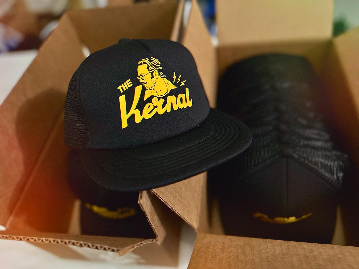 Howdy internet eyes 👋

Stoked to do this quick run of hand screen printed foam truckers for @kerncountry 

Sorry for chopping up your original art 😝 @lukepelletier 

#screenprinting #bandmerch #customhats