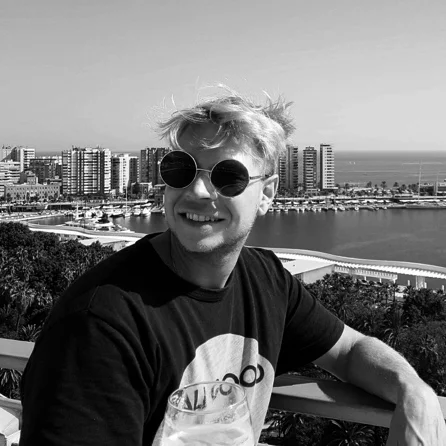 Der Berner DJ, high.fi Jones hat sich in der Hauptstadt einen Platz am DJ Pult erspielt. Neben seiner Leidenschaft für Musik teilt er auch eine Passion für vegetarisches Essen ( BABA VEGI FOOD ). Angefangen mit den alten Jazz und Blues Platten seines Vaters mixt er seit über 10 Jahren leidenschaftlich Musik. Nach 6 Monaten Exil in Madrid und der Besuch unzähliger Plattenläden hat er eine Menge "neuer" Sounds im Gepäck. Seit also gespannt auf seinen Mix.