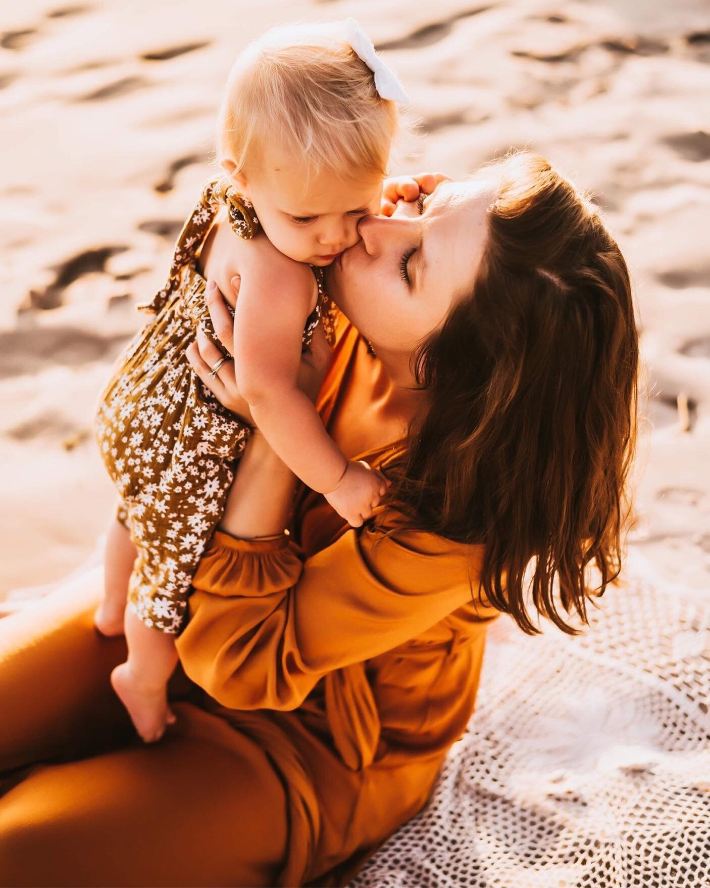 There&rsquo;s not many people or reasons I&rsquo;ll get up at 5 am for, but this family + this light + this beach make it absolutely worth it. #motherhoodiscolorful
#collectivemama #themotherhoodexperienceproject  #Connectedmotherhood #the_soulful_ar