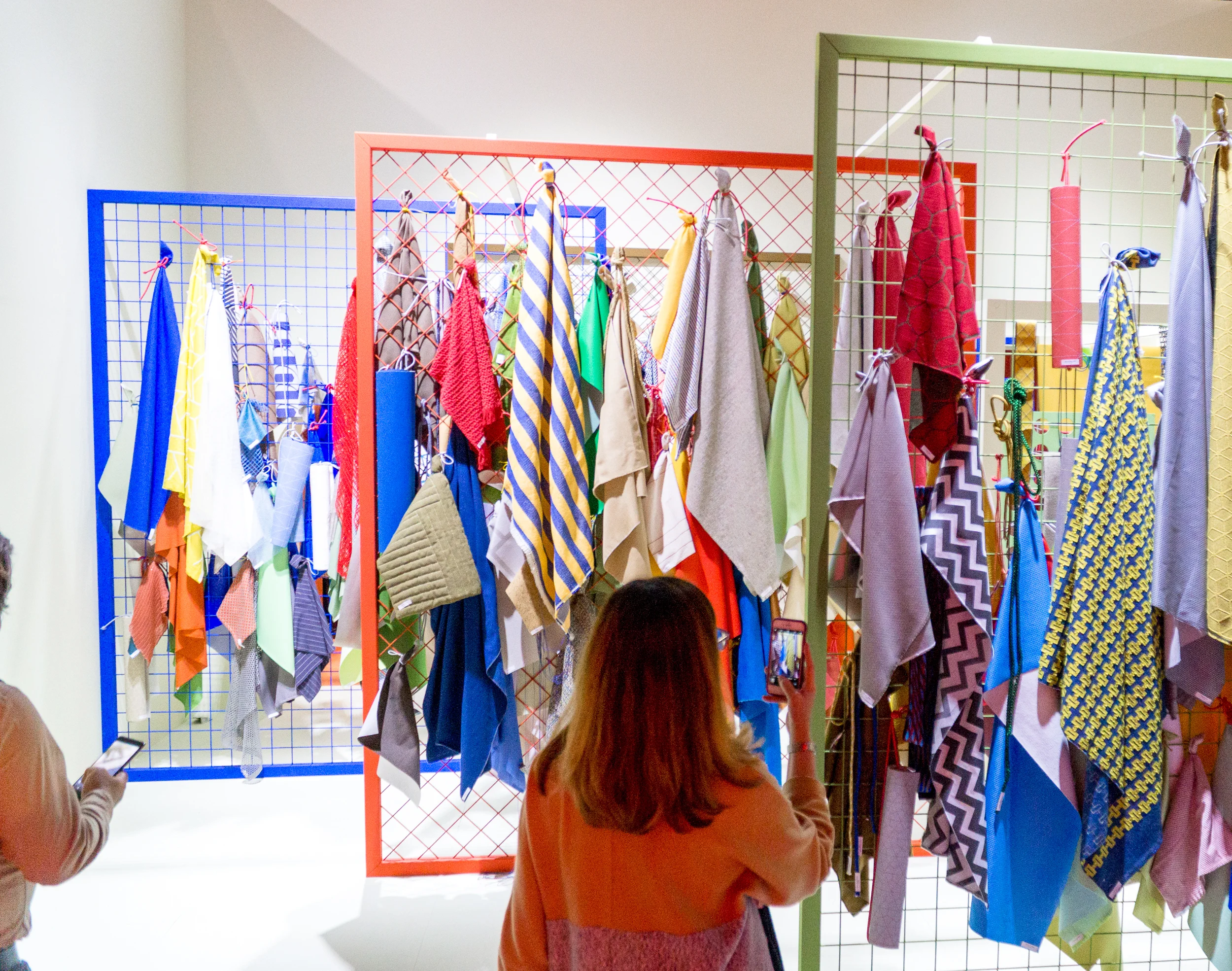 Adapt+Assemble Freed of all excess frills, the designs appeal with geometric and interchangeable shapes and materials that are perfect for packing and transporting – travelling and moving made easy. The textile techniques used are simple and reliable. Industrial materials are reinterpreted and converted for home use. Bright primary colors ensure a playful appearance. 