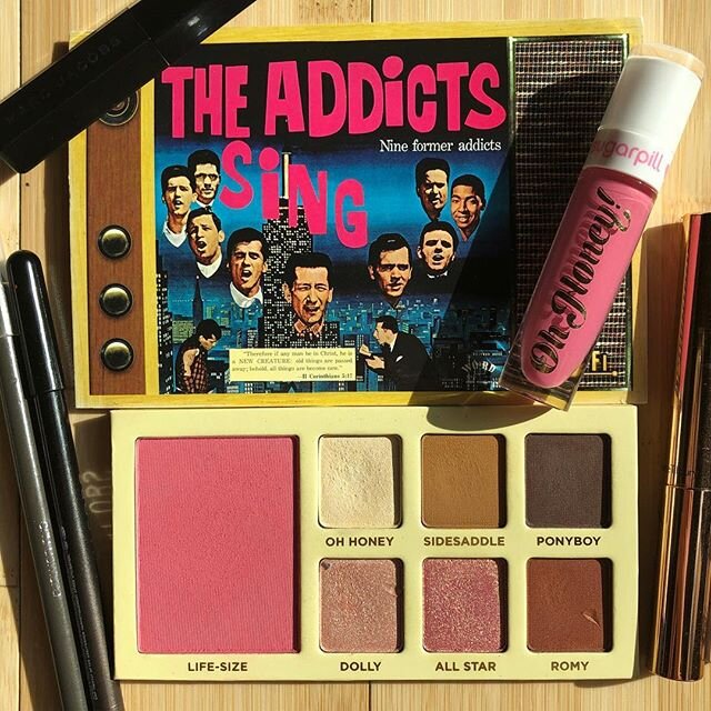 💌 &lsquo;The Addicts Sing&rsquo;, Why Fi Vintage Vinyl #225 (record from 1966)
.
.
Saw @katiejanehughes use a liquid lip for pink eyeshadow so thought I&rsquo;d try it with the &lsquo;Barbara&rsquo; liquid lip from @sugarpill Trixie Mattel collectio