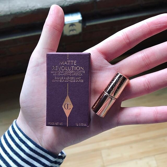 This Sephora point perk Charlotte Tilbury Pillow Talk lipstick is laughably tiny 😂 (see comparison to Lanc&ocirc;me mini that was FREE) - I honestly feel a bit annoyed I had to &ldquo;pay&rdquo; for this, this is a sample not a mini! 🙄
.
.
#sephora