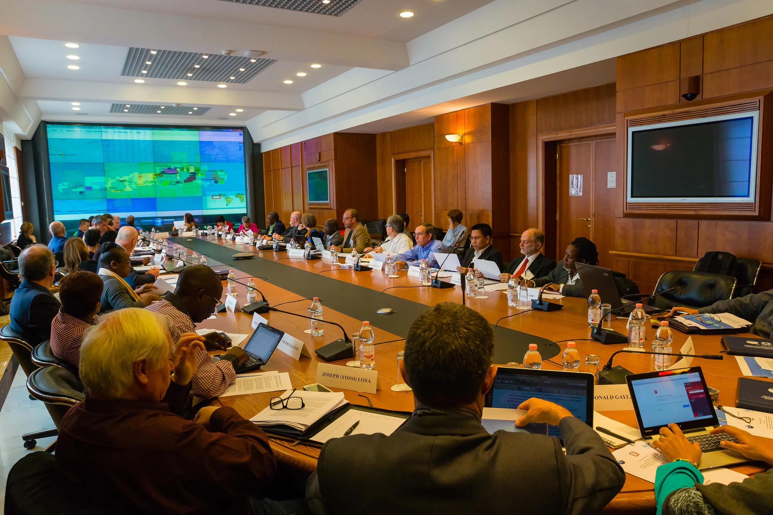 Marine scientists and experts at the Rome conference discussing elements of the consensus statement. (OSA photo, March 2016)
