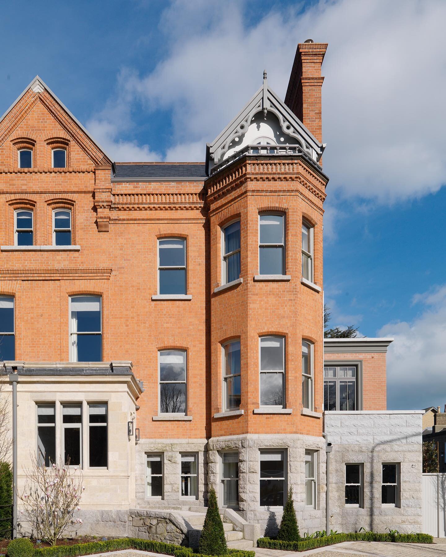 Our Merrion Pair project involved the complete refurbishment of two large 4-storey houses that had been split into several apartments and fallen into disrepair.
@brazilassociates and @studio.brazil transformed the two houses back into elegant luxury 