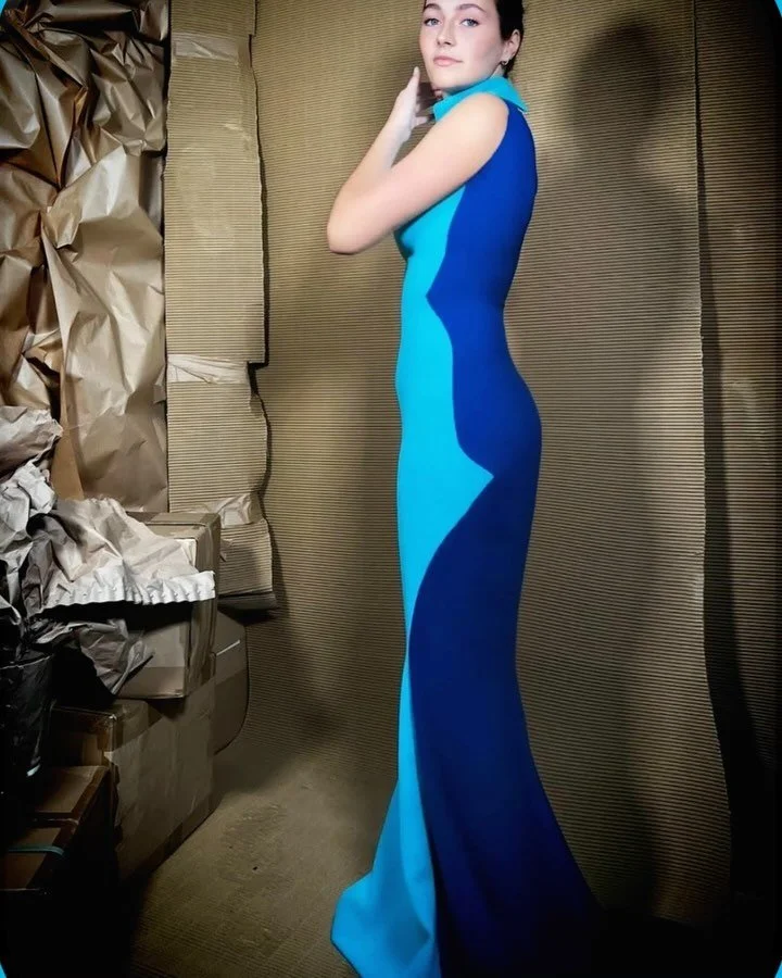 THE KARNAK COLUMN DRESS&hellip;

The dynamic style lines and colour play accentuate and flatter the figure for a voluptuous hour glass silhouette.
A sweeping train completes the simple yet dramatic effect. 

The Karnak column dress in pure turquoise 