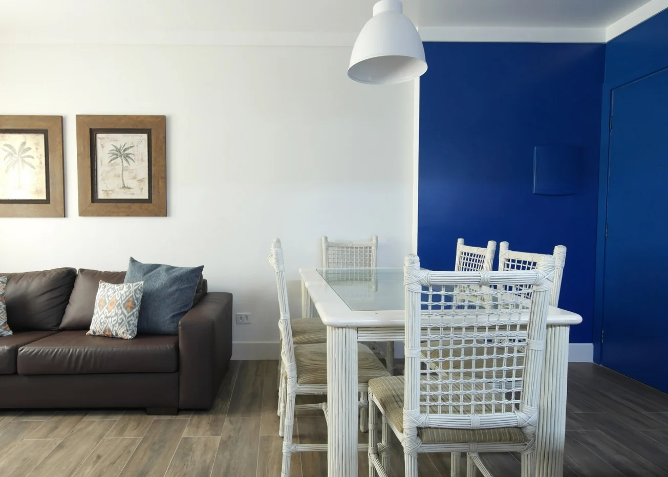 Daniela-Marques-Arquitetura-003-Sala-Pequena-Parede-Azul.jpg