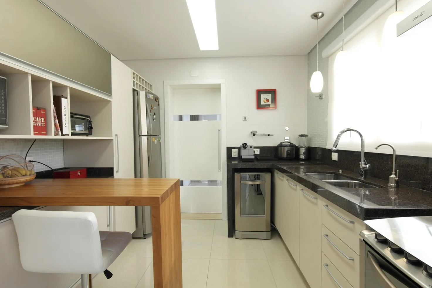 Daniela-Marques-Arquitetura-021-Cozinha-Porta-Correr-Mesa-Teca.jpg
