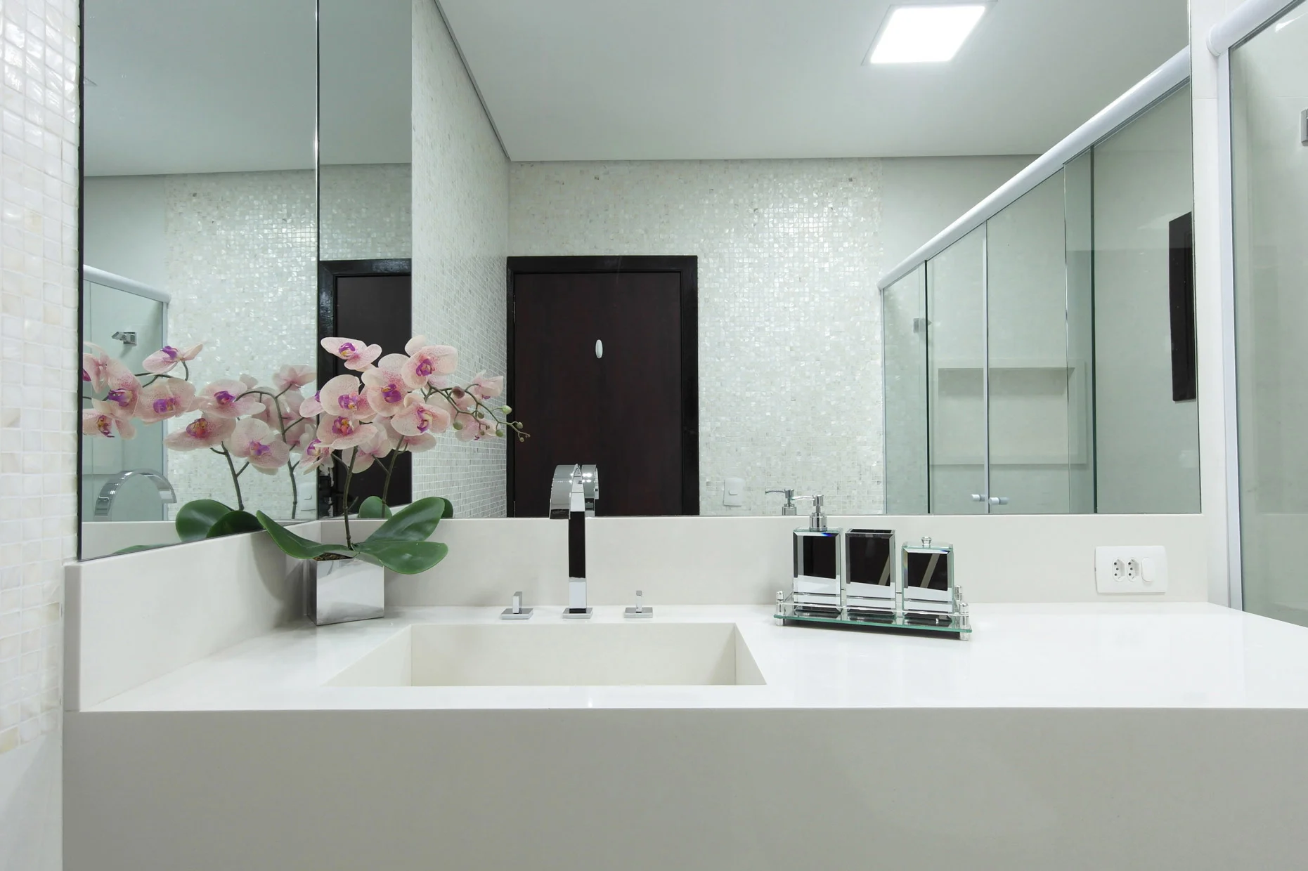 ESTUDIO Daniela-Marques-Arquitetura-002-Banheiro-Branco-Cuba-Moldada.jpg