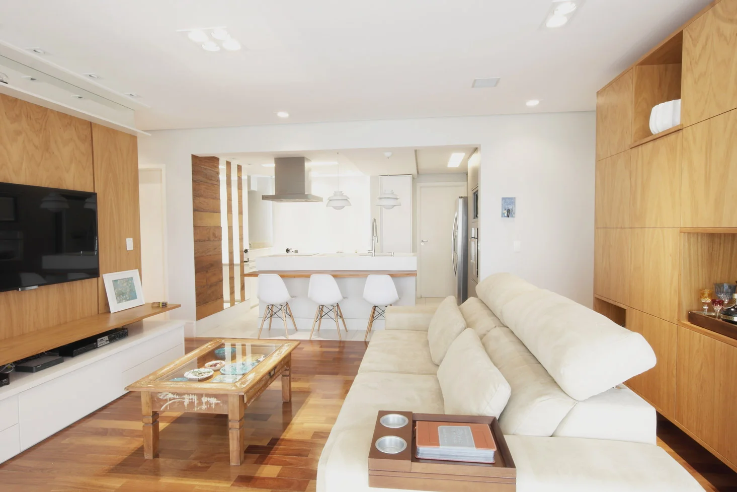Daniela-Marques-Arquitetura-001-Sala-Painel-Louceiro-Freijo.jpg