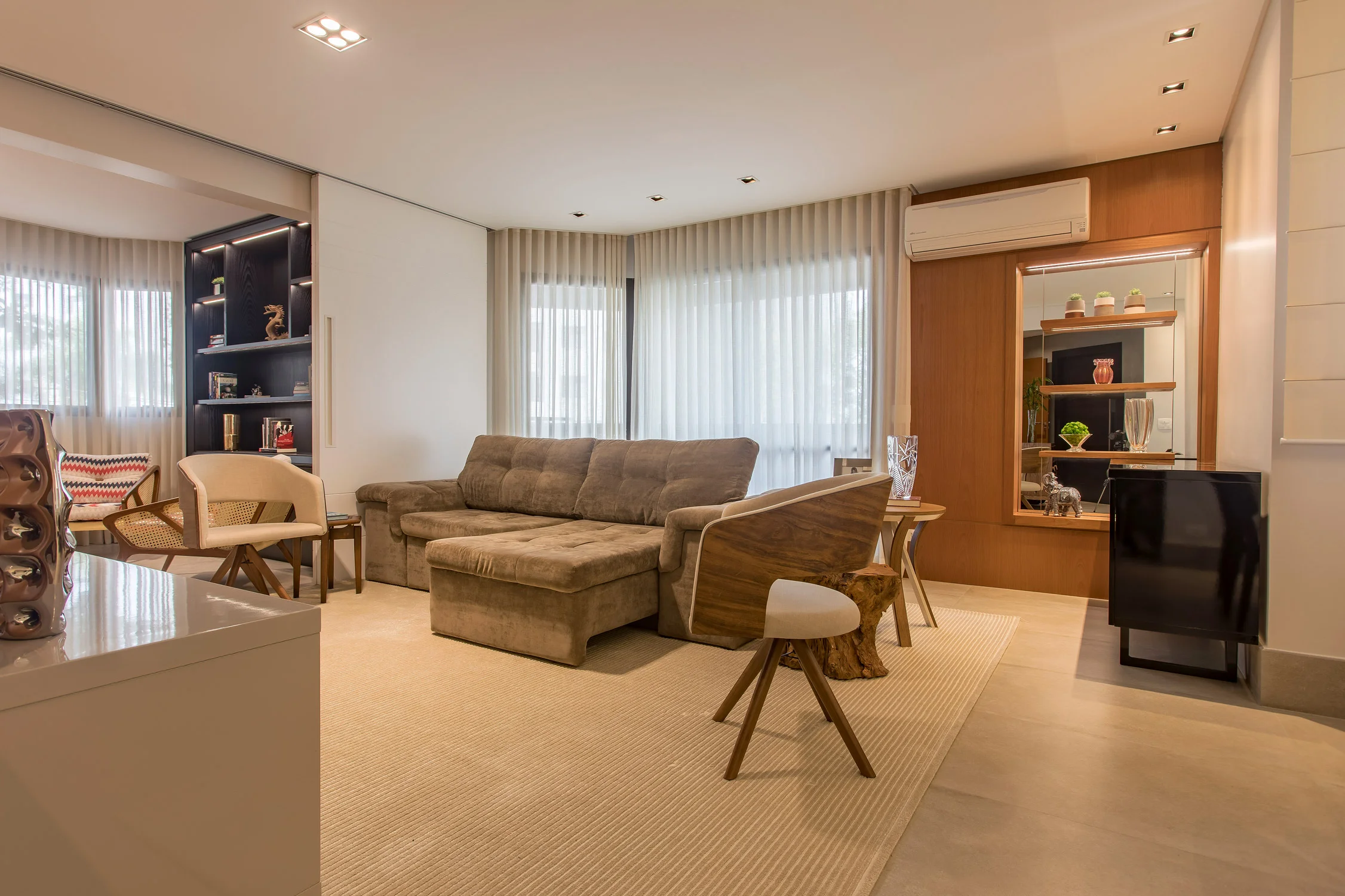 Daniela-Marques-Arquitetura-004-Sala-Nichos-Madeira-Espelho.jpg