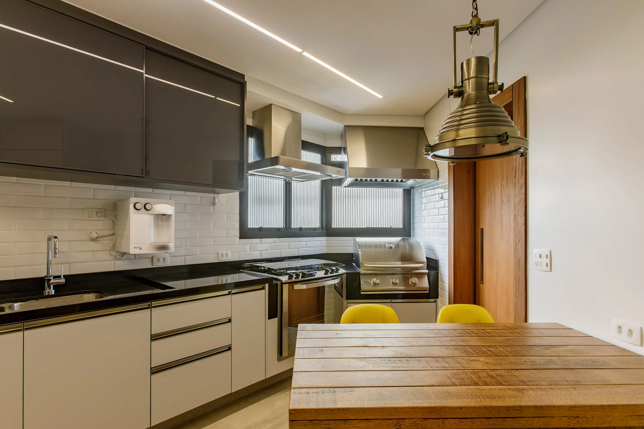 Daniela-Marques-Arquitetura-042-Cozinha-Cinza-Churrasqueira-Gas.jpg