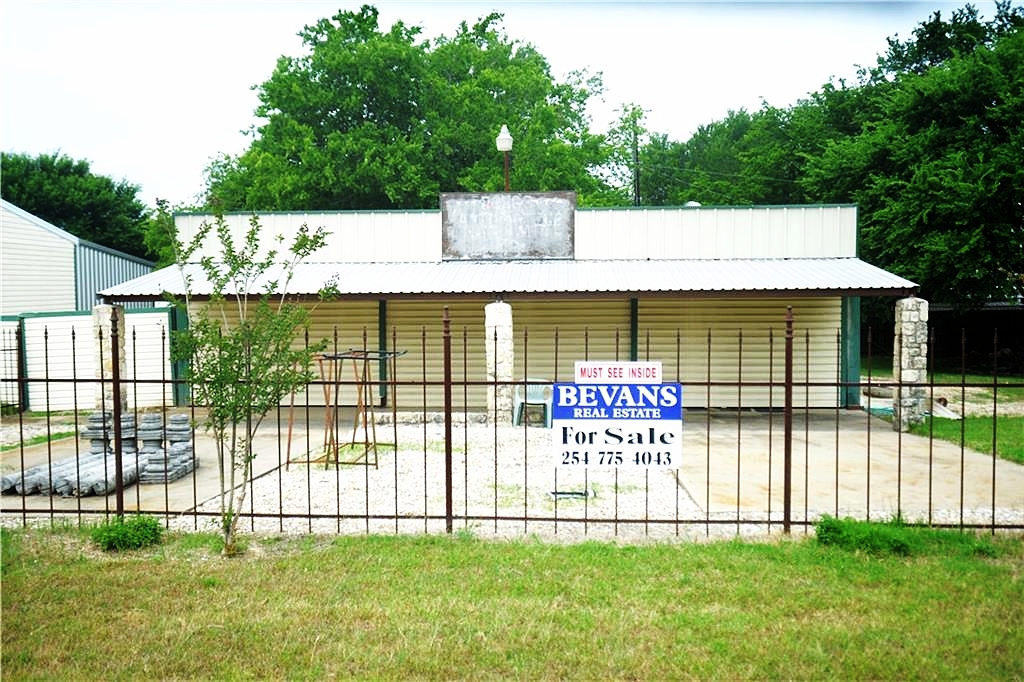 Purchase Price $85,000 1,200 SqFt Commercial Great commercial property directly off of HWY 22 in Laguna Park, TX . The building features a metal roof, siding, fence and storage building. The building sits on two separate lots and is great for storage, retail space or any type of business.
