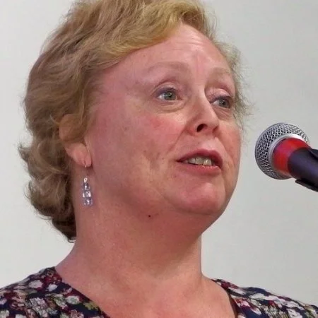 lesley carroll headshot.jpg