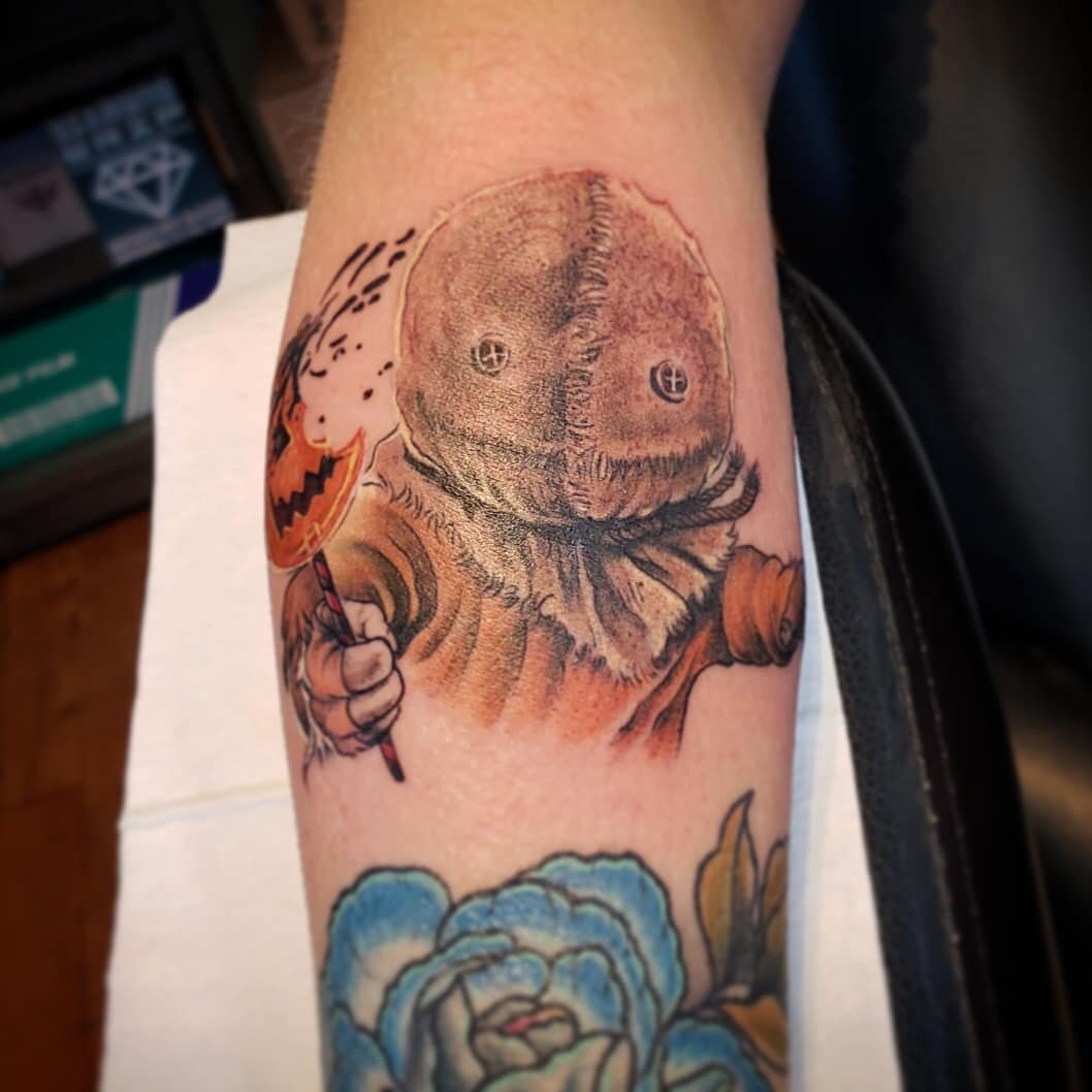 Thanks to @mere_marie25 I got to do this Sam tattoo. This movie is great! Every time that I think of Trick 'r Treat I also think of the movie Trick Or Treat to be honest.  Different movies but I enjoy them both! 
☆
☆
☆
☆
☆
#samtattoo #calicoqueentatt