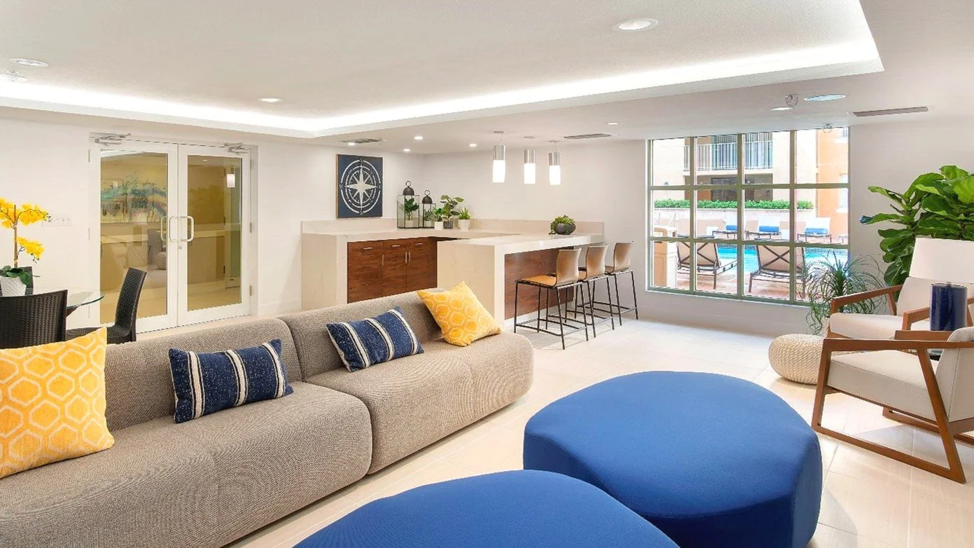  Lounge Pool Area 