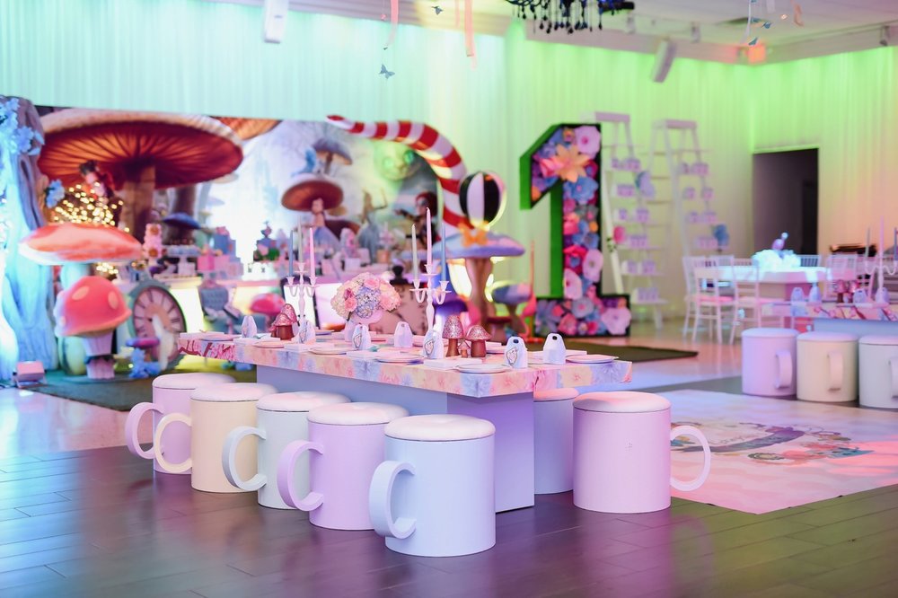 Alice In Wonderland Party Supplies & Decorations