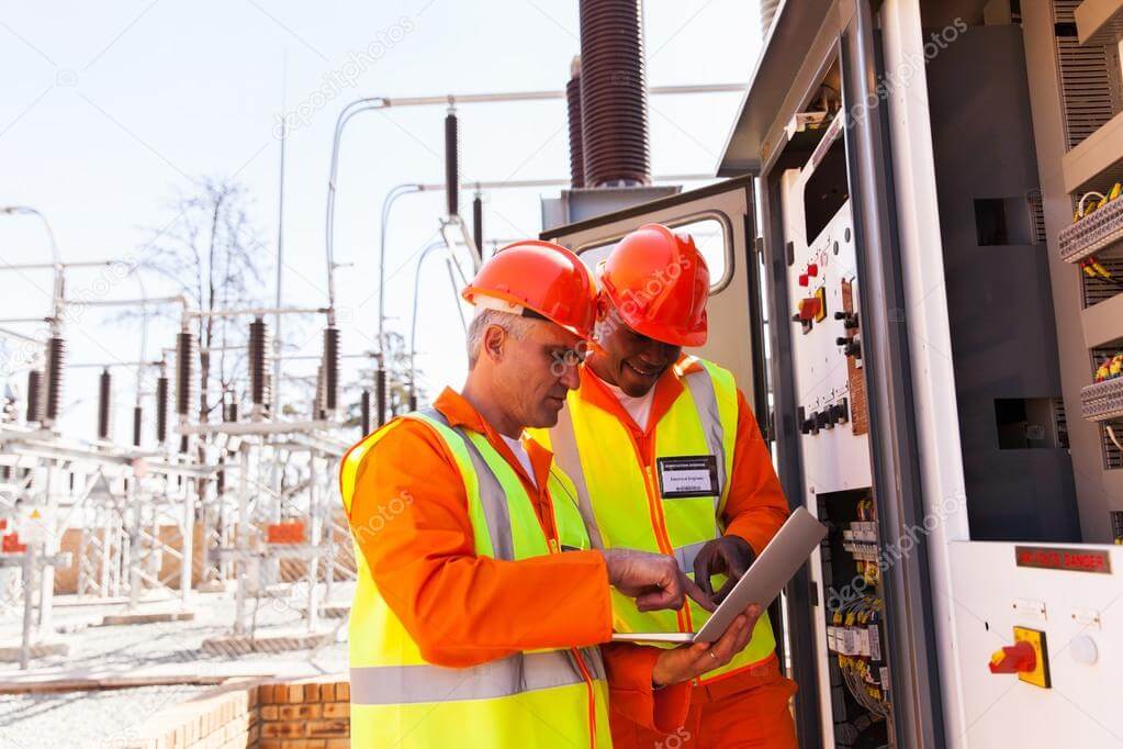Hard hat 5 depositphotos_58174927-stock-photo-engineers-using-laptop-web.jpg