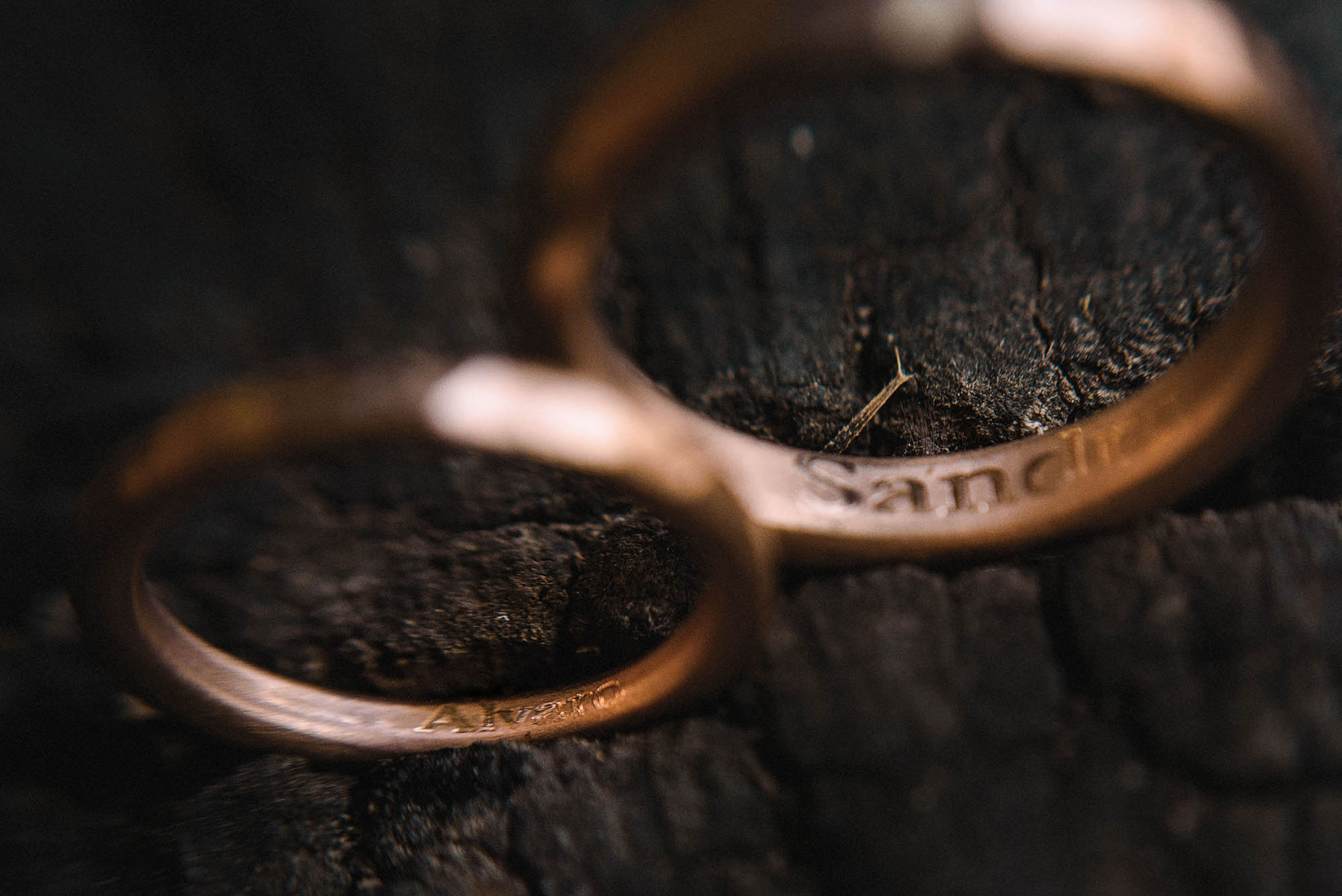 detalles anillos grabado magali espinosa fotografo boda compromiso.jpg