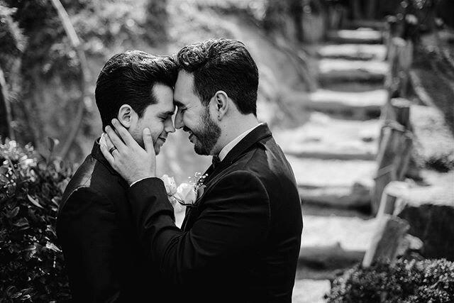 Hay parejas que te sorprenden de la mejor manera. La manera de carcajearse y c&oacute;mo se miran de estos dos me da pa&rsquo; delante. .
.
.
.
#esession #loveislove #weddingday #groomsinspiration #groomandgroom