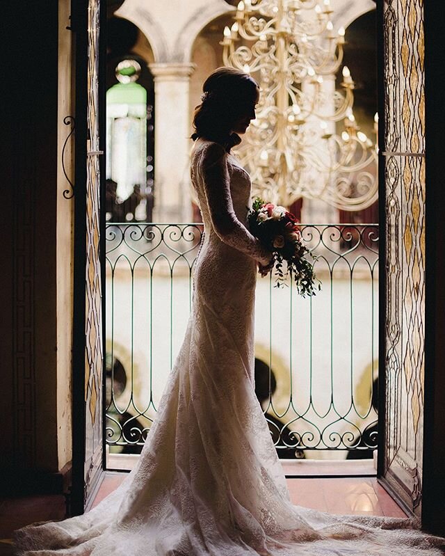 Bridal portraits are a must. | Cecy hermosa en su d&iacute;a de boda. .
.
.
.
.
#bridal #bouquet #ramodenovia #vestidodenovia #ideasnovia #bodasmexico #boho #bohostyle #fridaenamorada #junebugweddings #lookslikefilmweddings #bodas2020 #ceremoniaintim