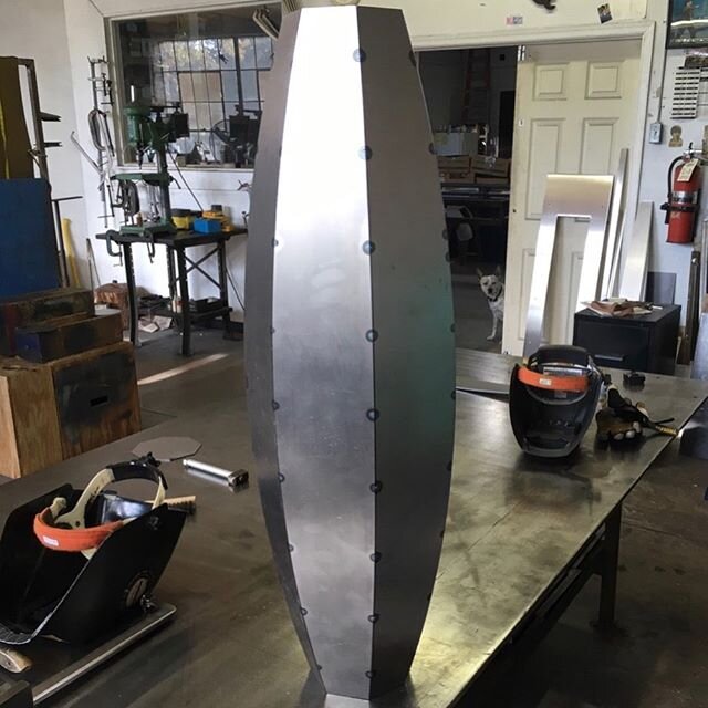 A tall vase in cold rolled steel for dry flowers and branches, racked up on the bench. We did two of these for the fabulous @rachelschwartzdesign #contemporarydesign #modernfurniture #contemporaryfurniture #harrisrubin #contemporarymetalwork #steelfa