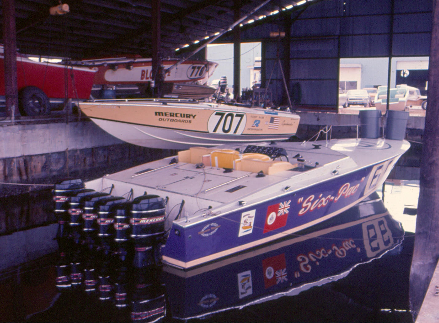 How ridiculous does this look. Mind you the new Cigarette center consoles look like this. Look at that beam! An early 70s Magnum Marine, I believe this is a Cary design?