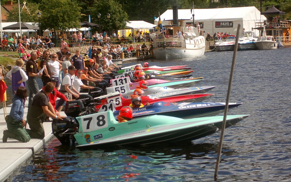 Big Racing Small Boats Wave To Wave