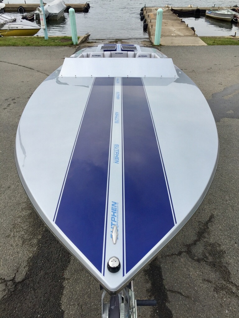 Classic lines combined with modern performance and an efficient hull design make the 21 Sutphen SSX a unique boat. A stock 350 HP MerCruiser pushes the hull into the high 70s. 