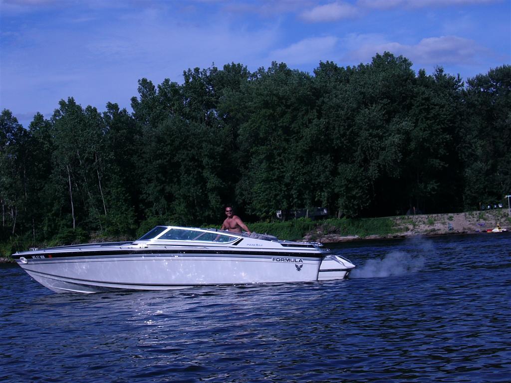 Can you buy a new 24' boat that looks better than the Formula 242? No. 