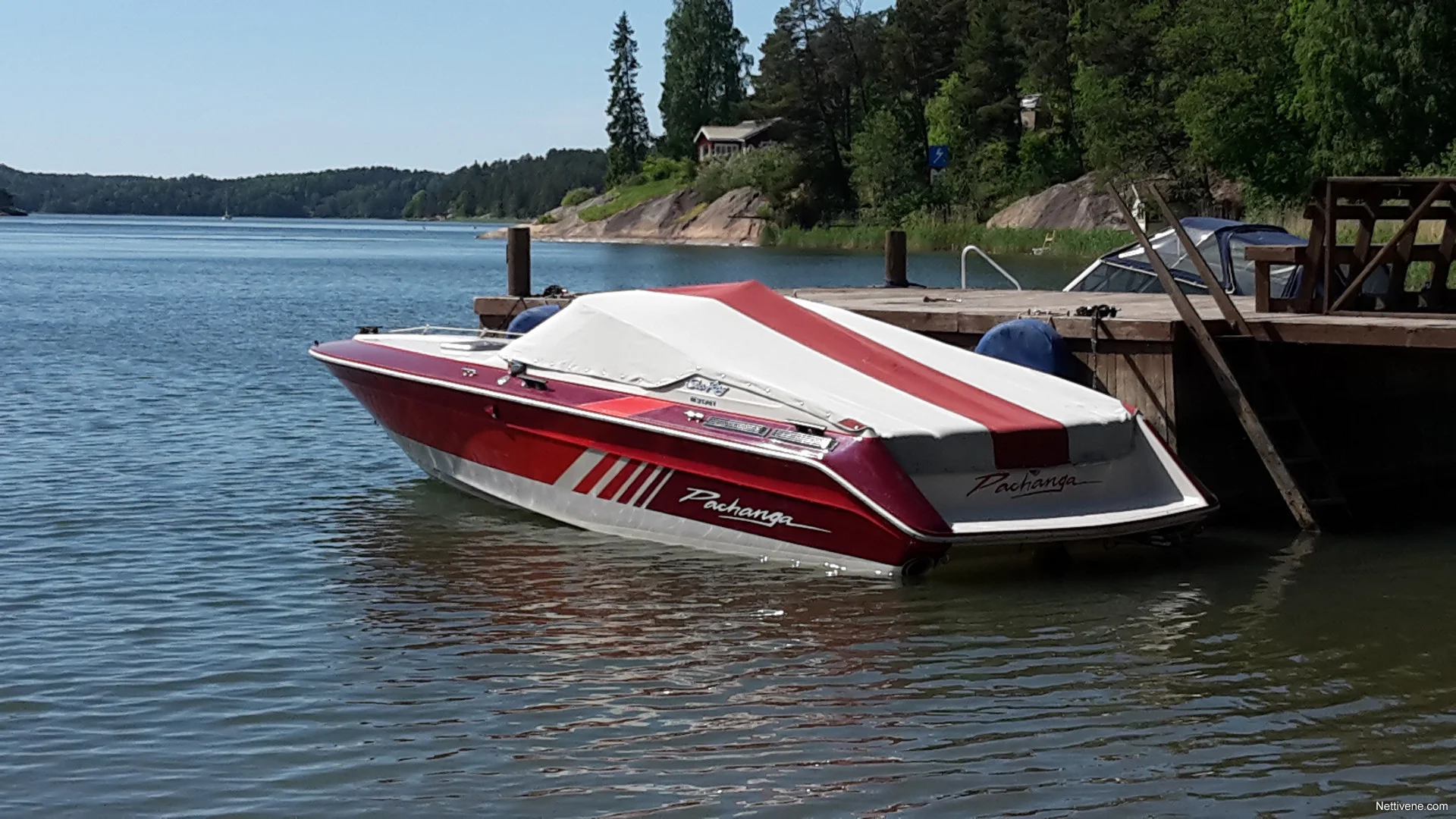 Arguably the best boat Sea Ray has ever made under 25 feet. Classic lines, good quality, performs well and is very practical.