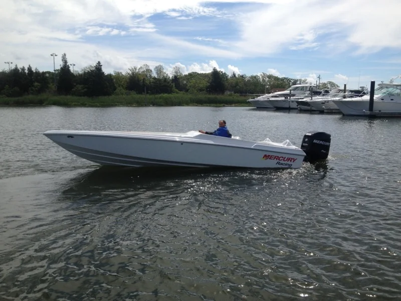 Hustler PT221: A Modern Single Engine Performance Boat