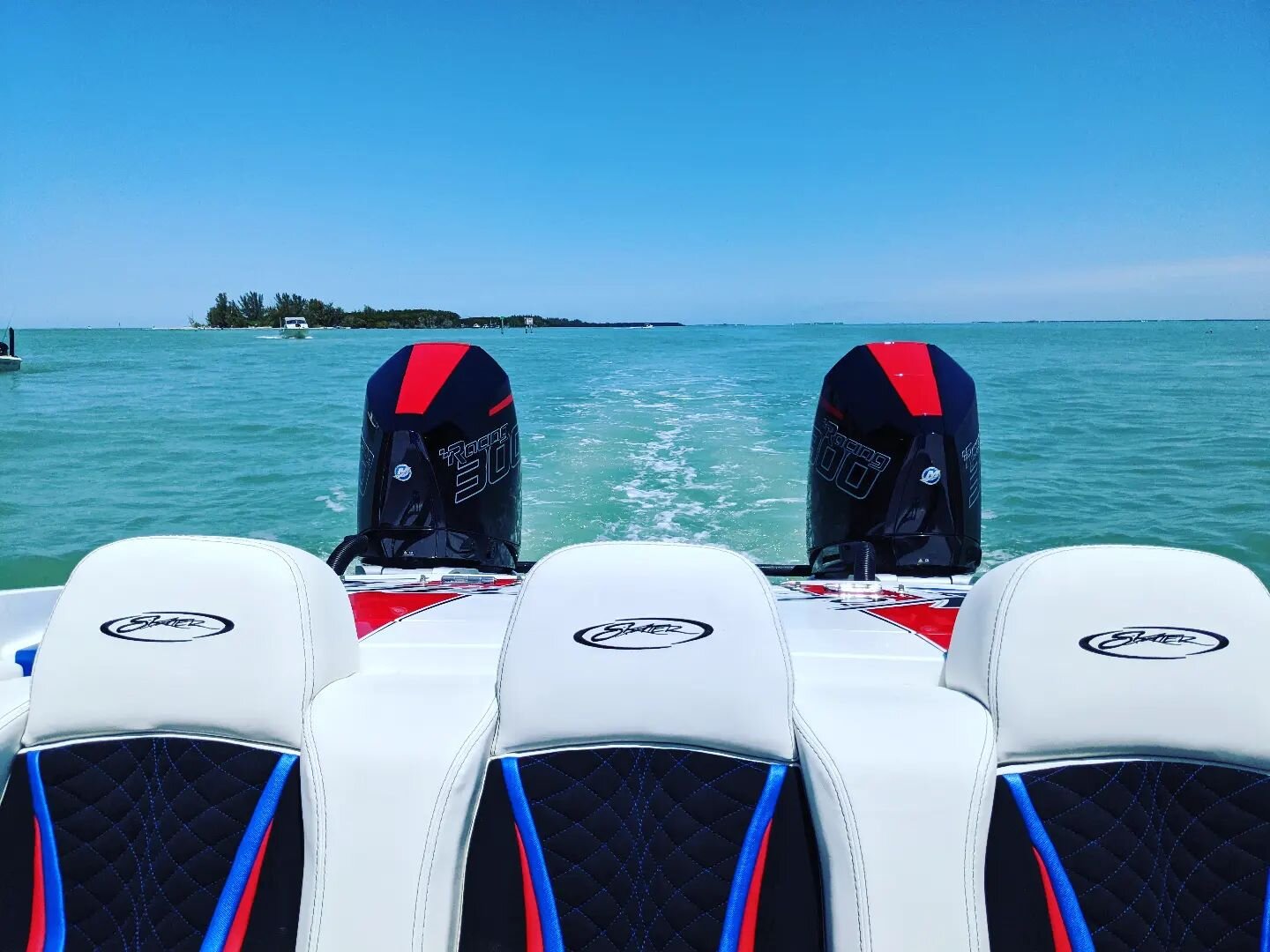Skater + Mercury Racing is a winning combination. 
#wavetowave #fastboats #skaterpowerboats #mercuryracing #wideopen #50yearswideopen